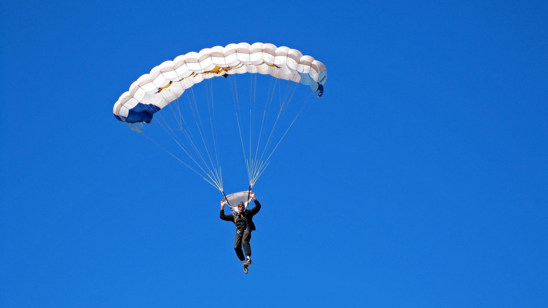 爱游戏综合娱乐-“山谷穿梭：天然险境中的极速较量”，山谷探险