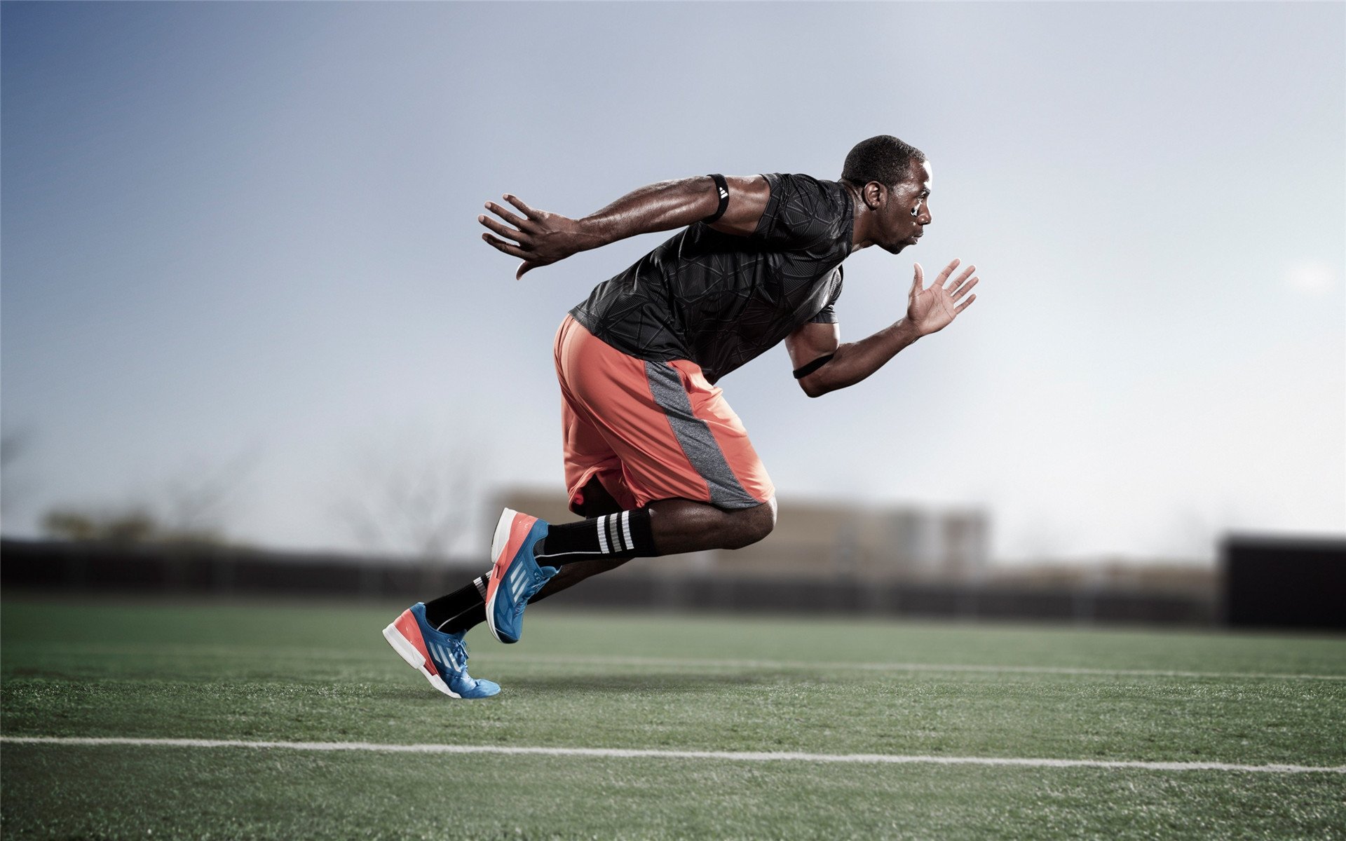 科技引领:最新赛车零部件亮相,赛车零件图